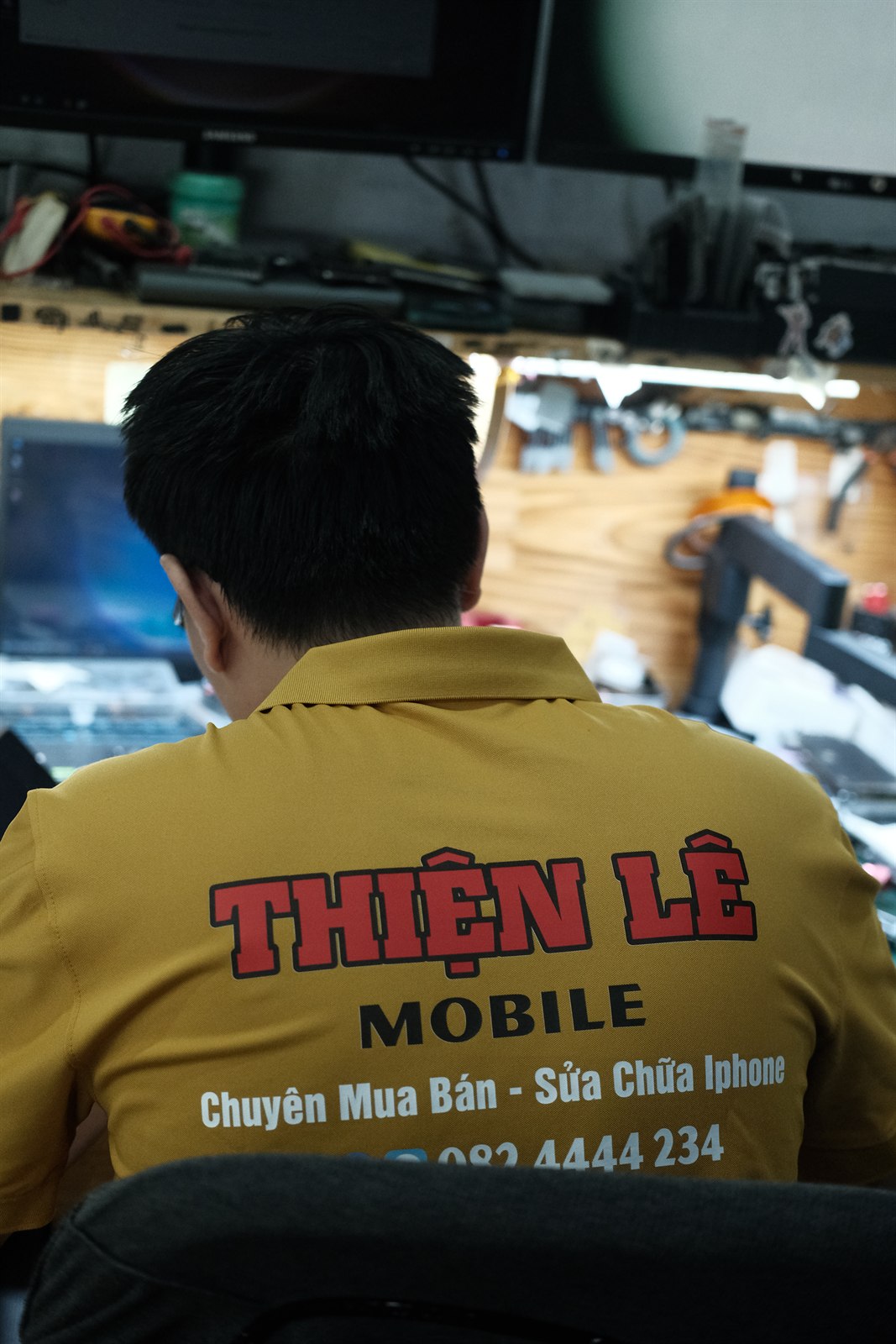 Kỹ thuật viên tại bàn máy tính đo đạc lỗi